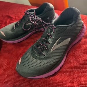 Women’s size 8 Brooks Black and Purple Athletic Shoes